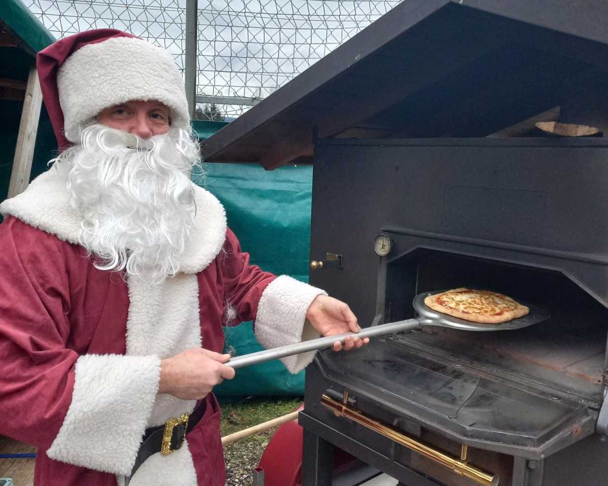 Erfolgreiche Pizza-Aktion auf dem Weihnachtsmarkt