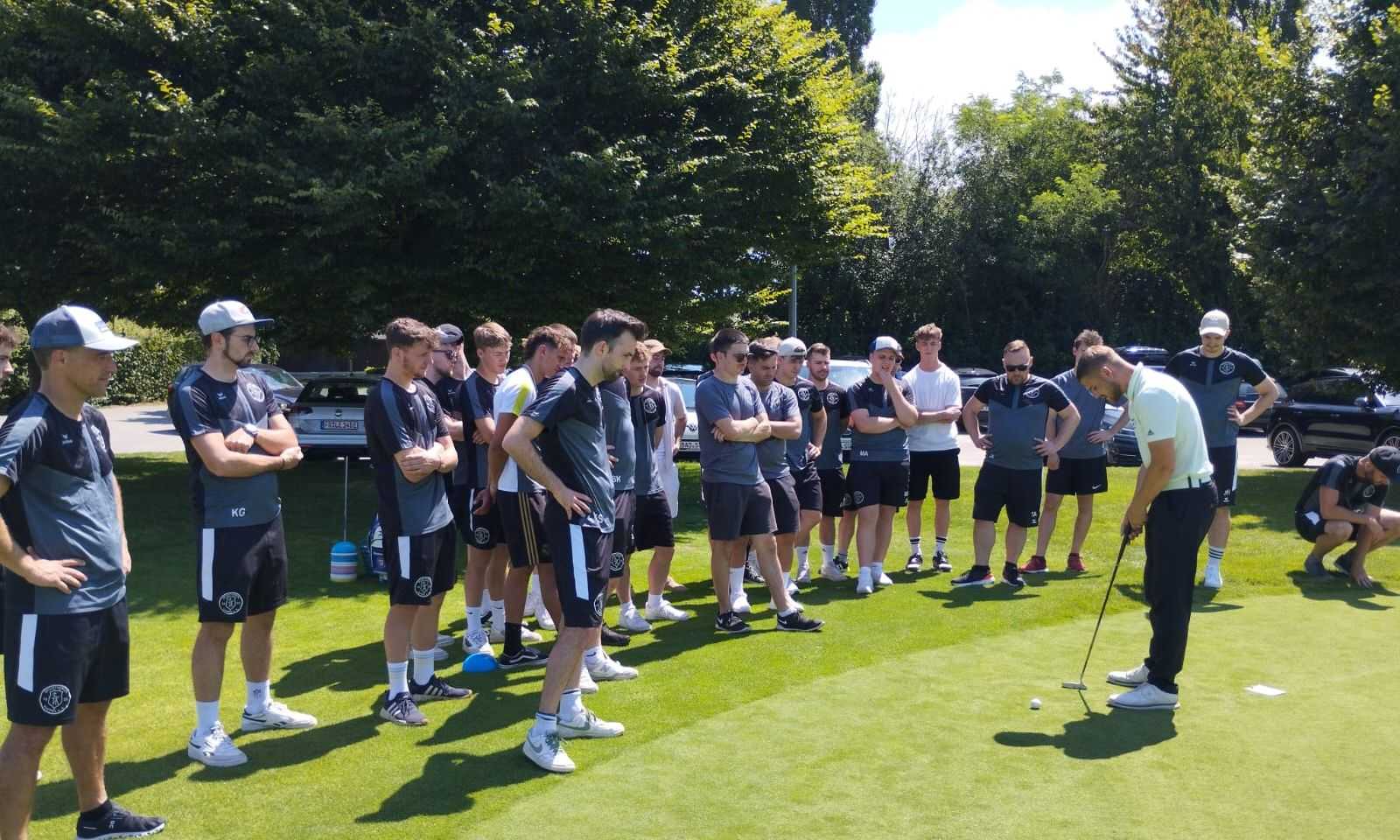 Trainingsauftakt der Aktiven auf dem Golfplatz