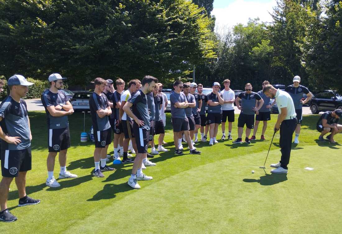 Trainingsauftakt der Aktiven auf dem Golfplatz