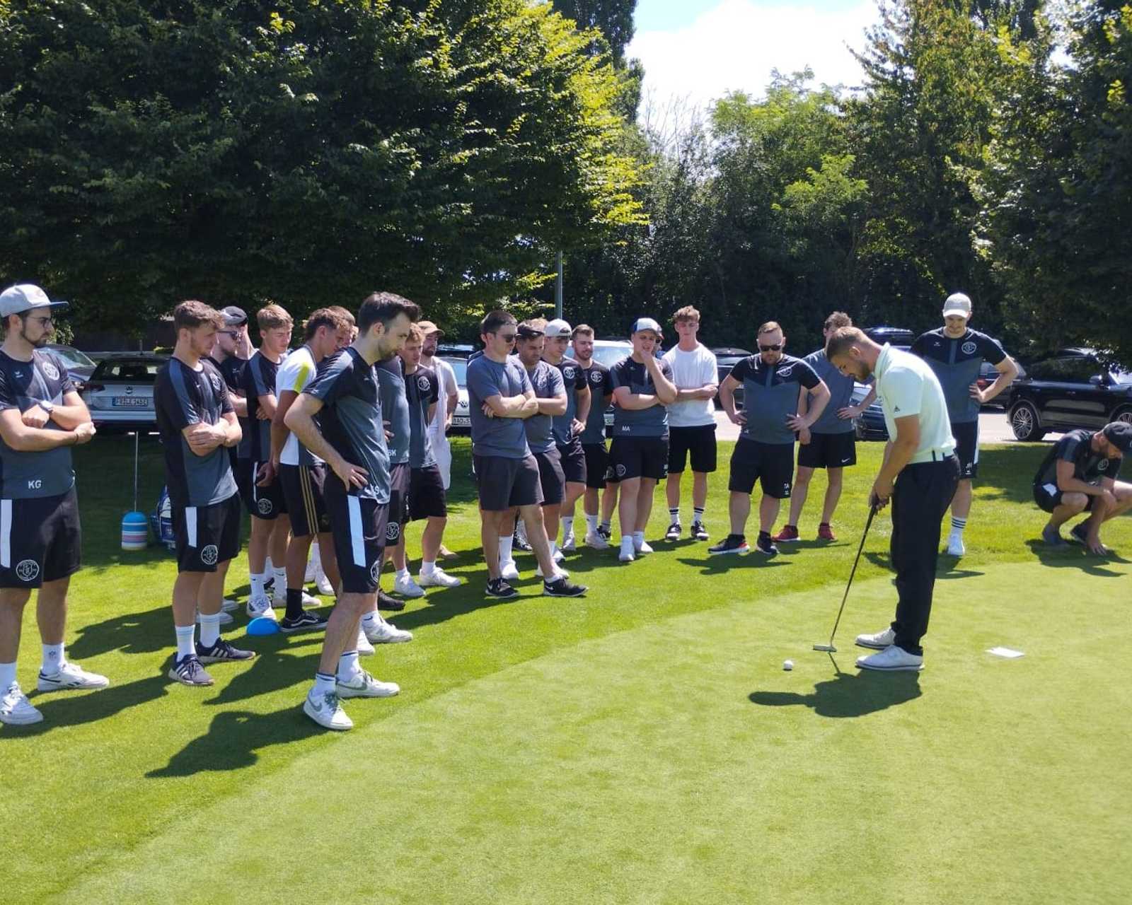 Trainingsauftakt der Aktiven auf dem Golfplatz