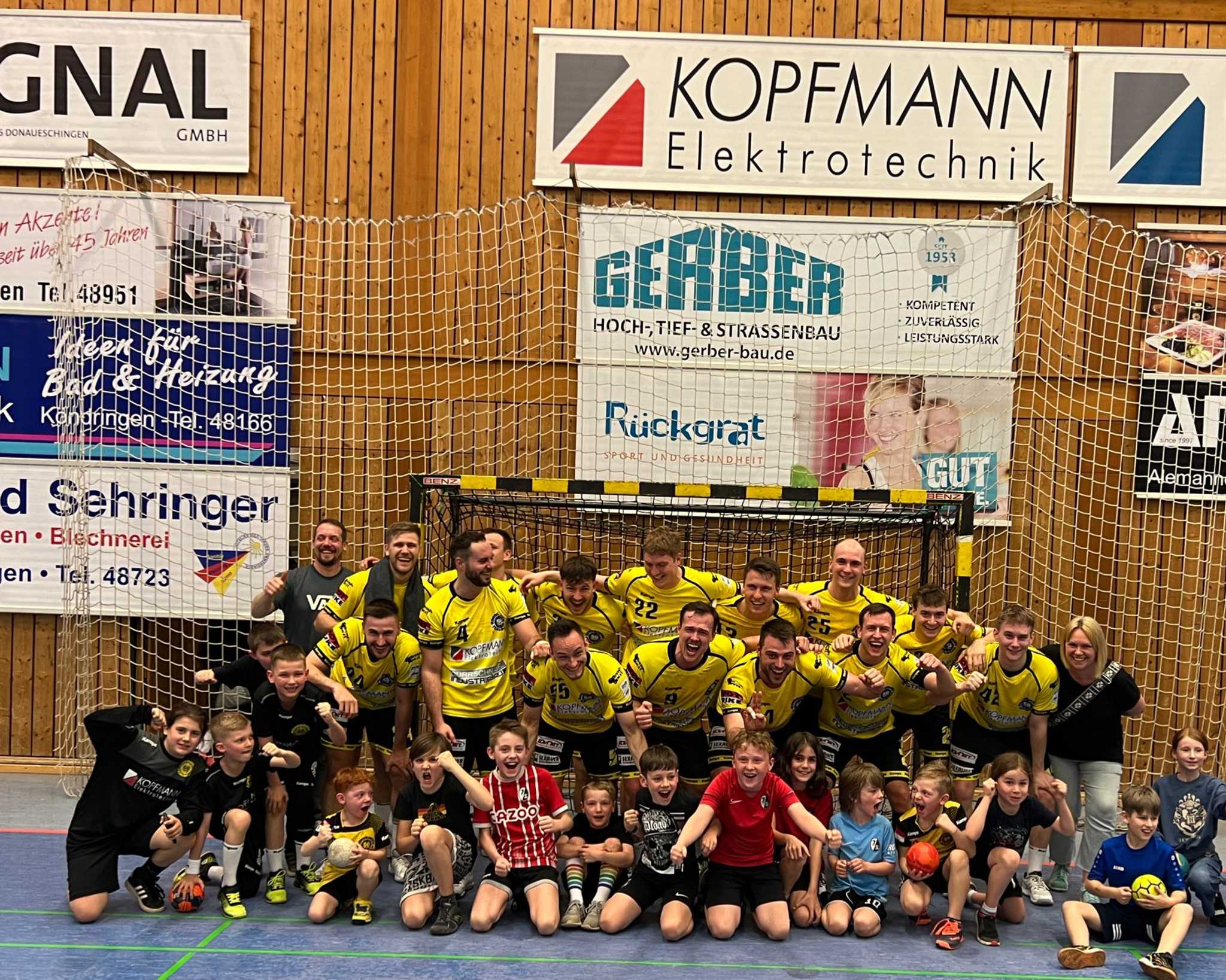 Unsere Handball-Kids laufen mit den Handballern der SG Köndringen-Teningen ein